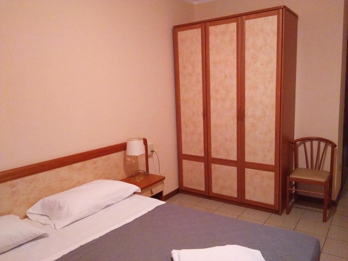 Hotel Rose&Crown コッレッジョ エクステリア 写真