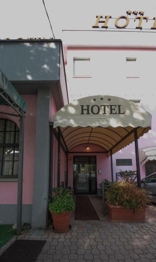 Hotel Rose&Crown コッレッジョ エクステリア 写真